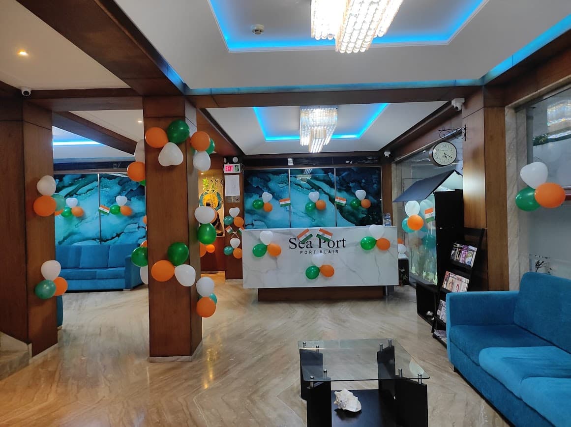 Hotel Sea Port — Lobby with Balloons