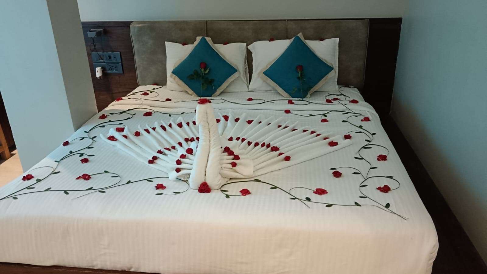 Oriental Room — Romantic Candlelit Decoration